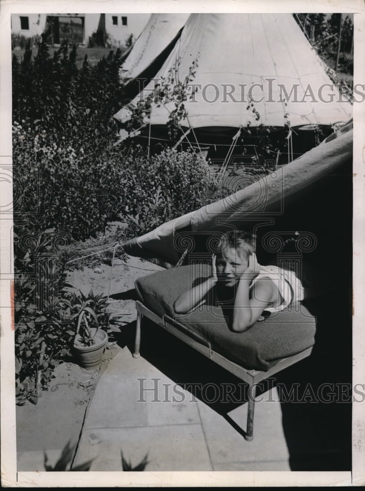 Load image into Gallery viewer, 1948 Press Photo Avigdor Fishkin age 10 in the sun
