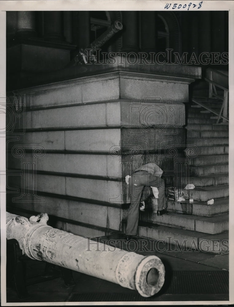 1939 Press Photo State Dept steps in DC cleaned of painted grafitti- Historic Images