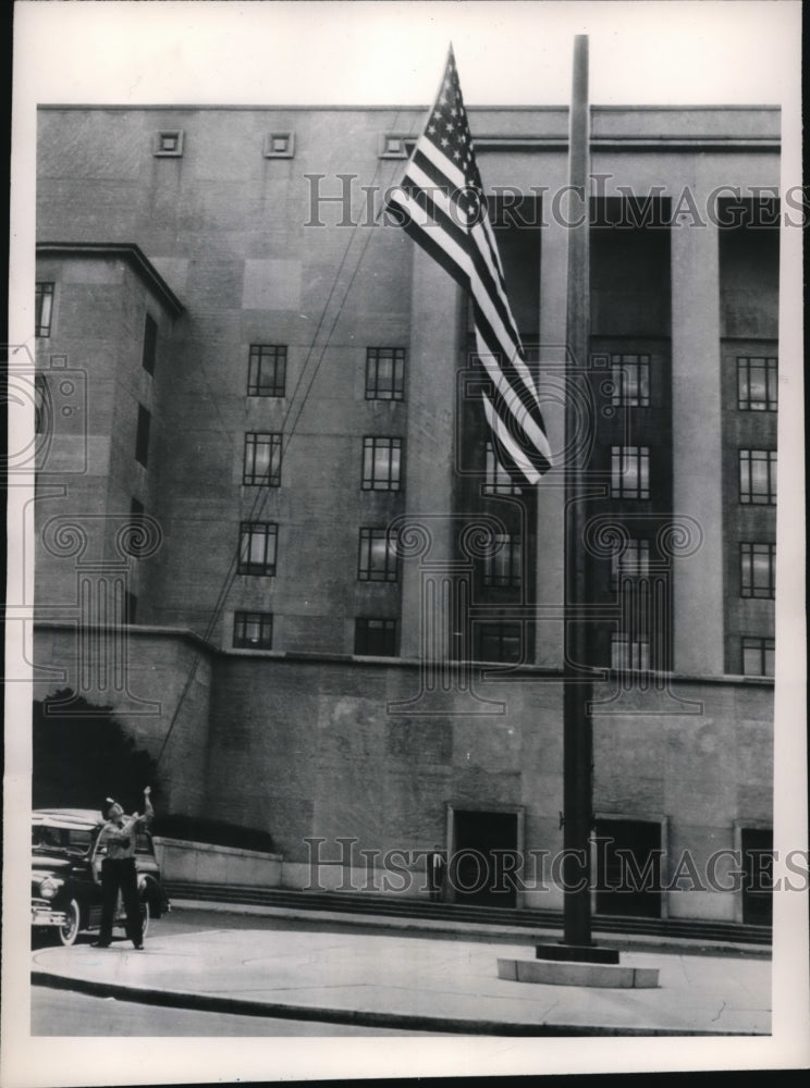 Load image into Gallery viewer, 1948 Press Photo Wash DC Us flag at State Dept at half mast for TC Wasson
