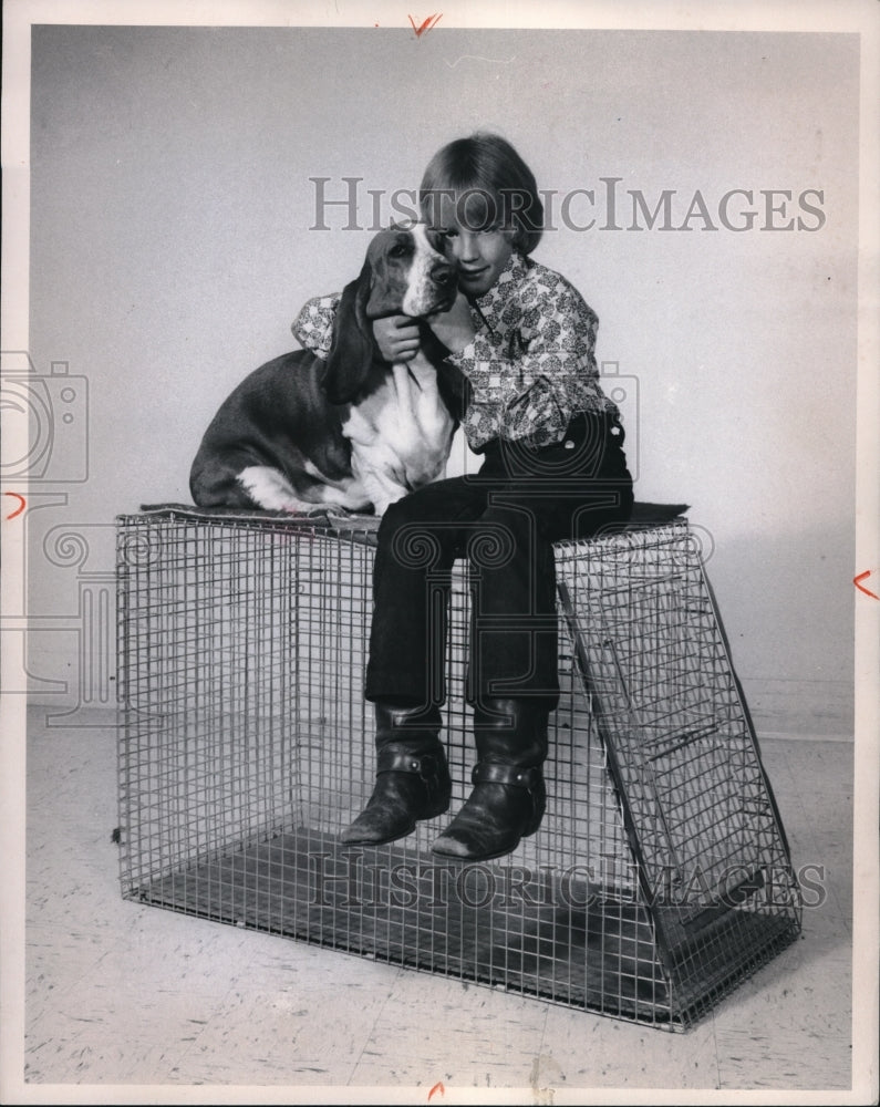 Load image into Gallery viewer, 1972 Press Photo Jimmy Sutfin &amp; a beagle on a dog cage - ned03584
