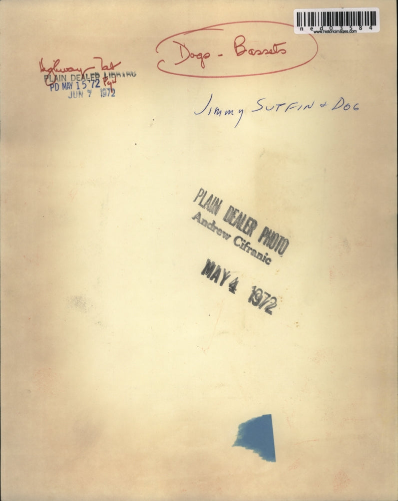 1972 Press Photo Jimmy Sutfin & a beagle on a dog cage - ned03584