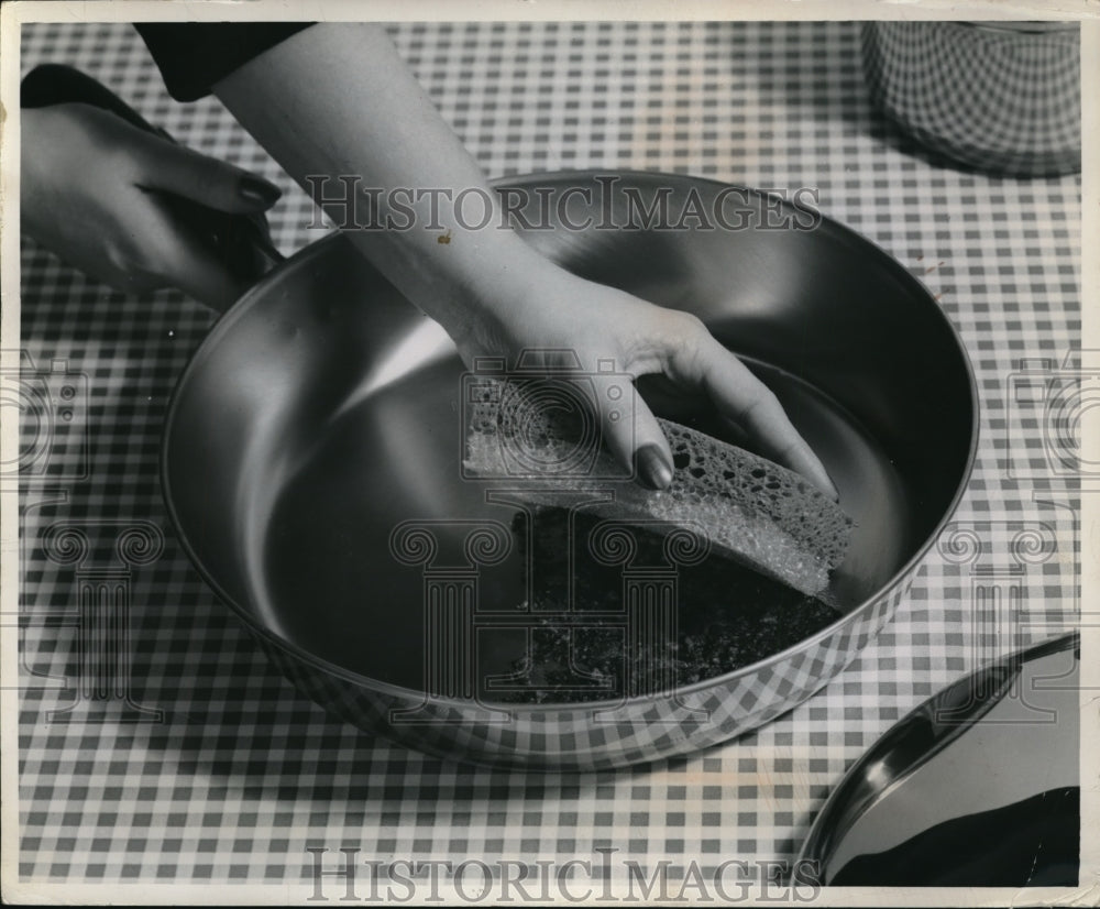 1958 Press Photo View of a brand new scrubbing sponge cleaning a pan