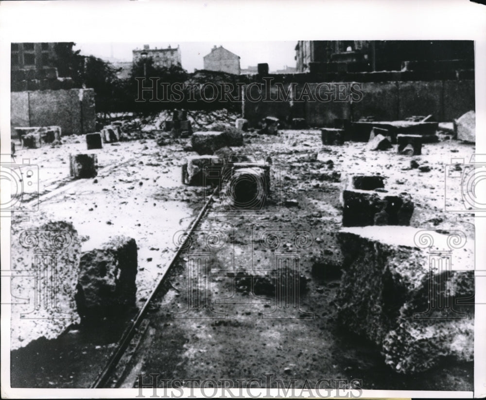 1961 Press Photo Huge chunks of concrete litter the street at Adalbertstrasse