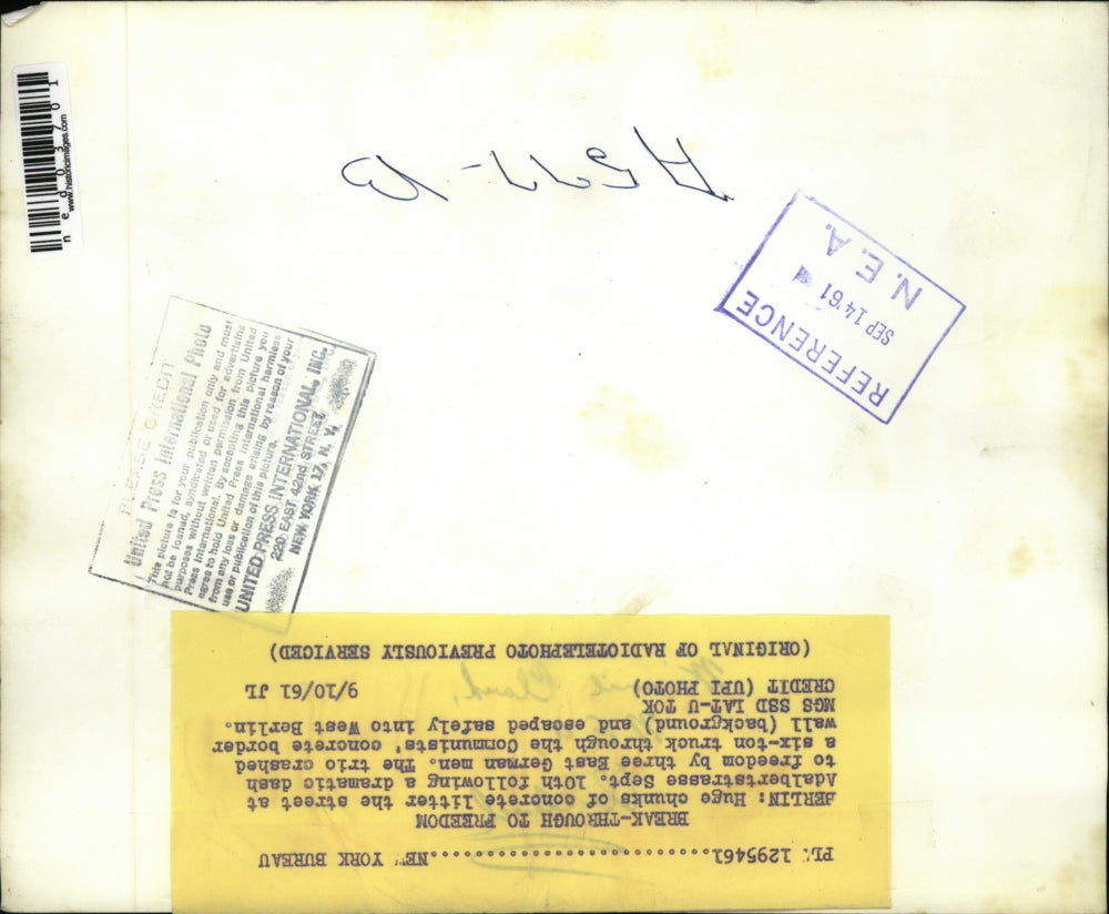 1961 Press Photo Huge chunks of concrete litter the street at Adalbertstrasse