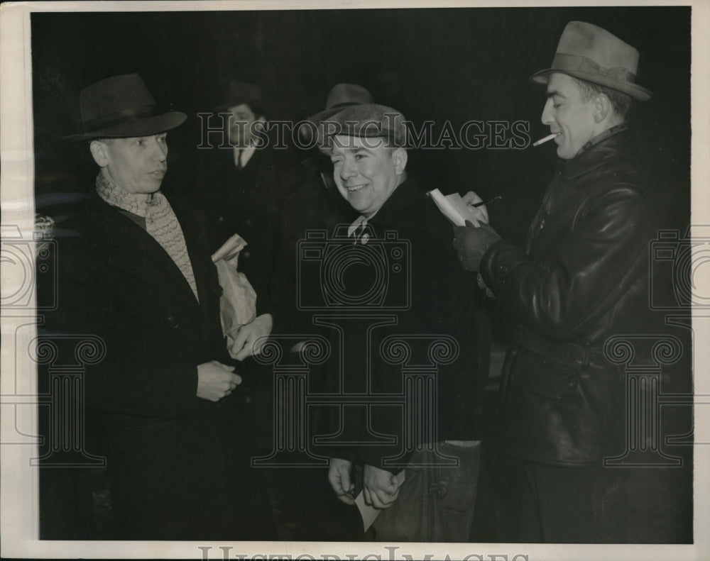 1941 Press Photo The Packinghouse workers placed pickets outside the entrances