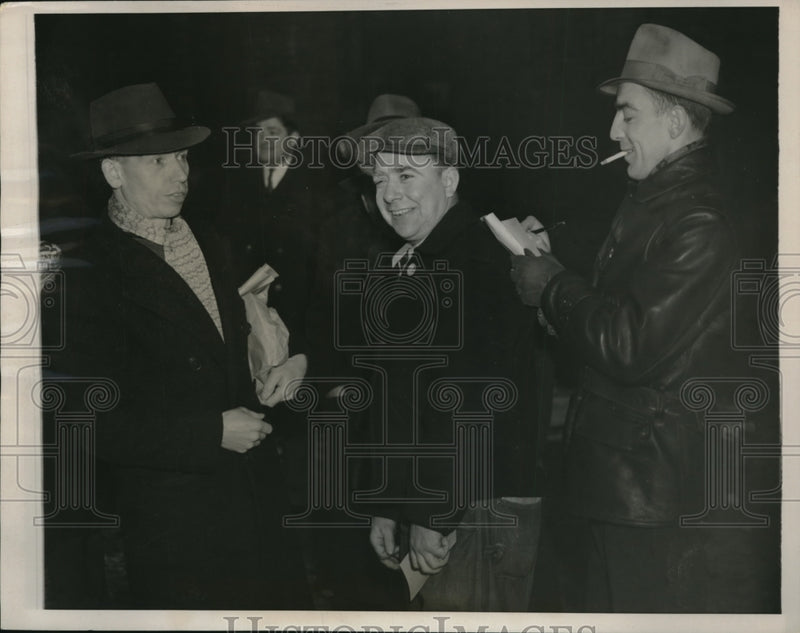 Load image into Gallery viewer, 1941 Press Photo The Packinghouse workers placed pickets outside the entrances

