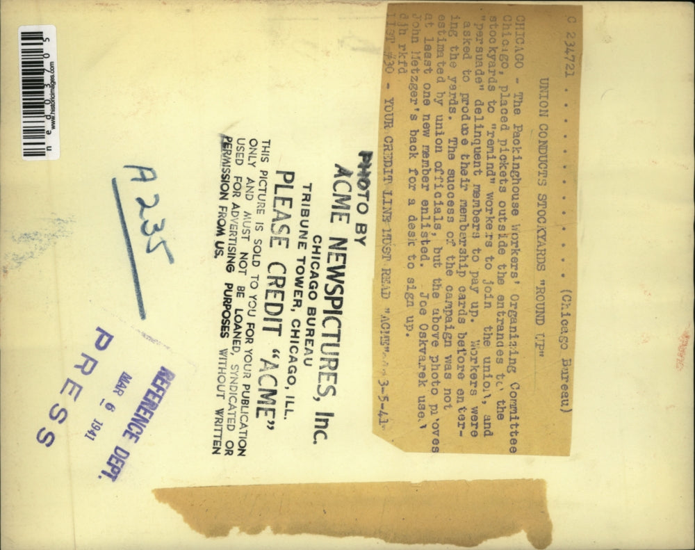 1941 Press Photo The Packinghouse workers placed pickets outside the entrances