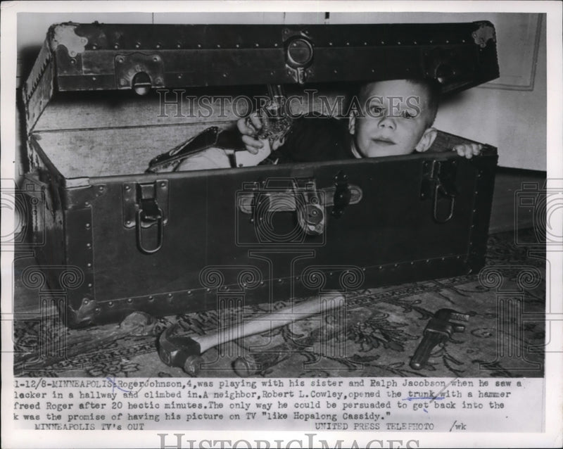Load image into Gallery viewer, 1954 Press Photo Roger Johnson trapped in trunk for twenty minutes - ned03717
