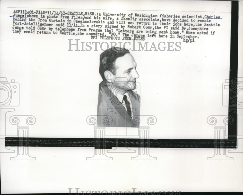 1961 Press Photo Washington University fisheries scientist Charles Junge