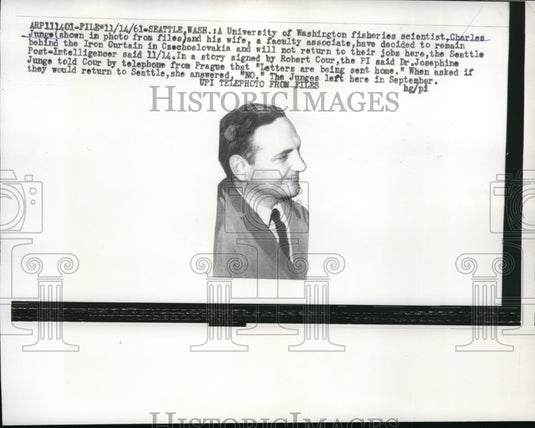 1961 Press Photo Washington University fisheries scientist Charles Junge