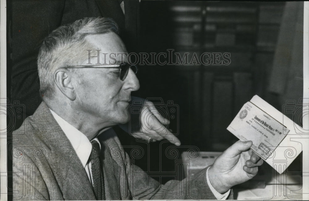 1957 Press Photo Indiana's State Treasurer Al Fossier with $1,000,000 check