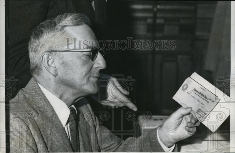 Load image into Gallery viewer, 1957 Press Photo Indiana's State Treasurer Al Fossier with $1,000,000 check
