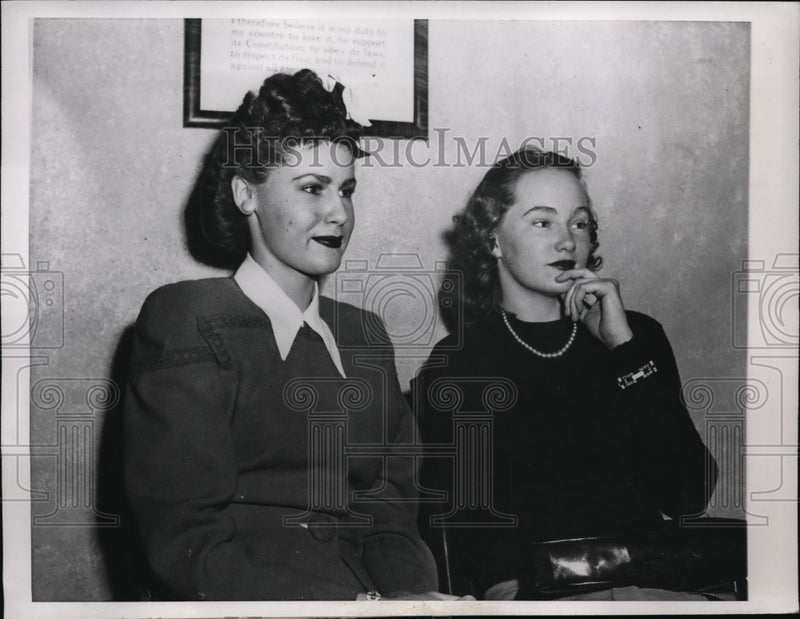 Load image into Gallery viewer, 1947 Press Photo Des Moines Iowa Louise Asplin and Jewell Collins to testify
