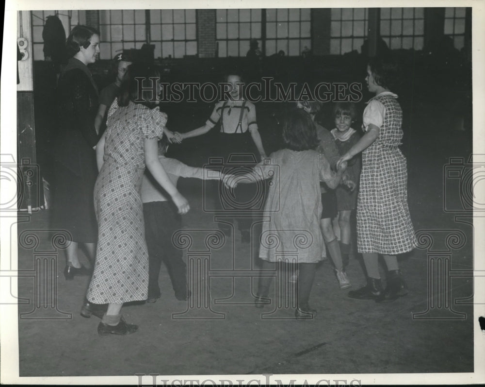 1937 Press Photo Children playing in refugee station in Church Evansville