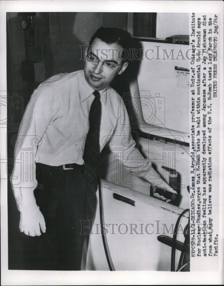 1954 Press Photo Chicago Dr James R Arnold prof Univ of Chicago Nuclear studies