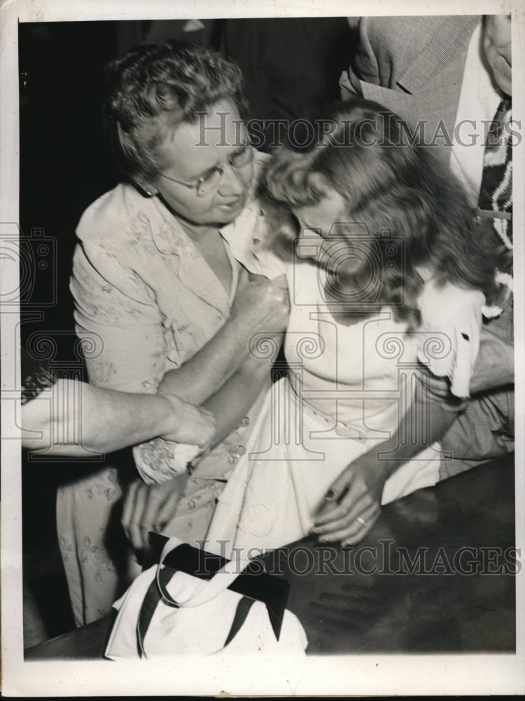 1947 Press Photo Adelynne Alvis Assisted By Mother Mrs. Anne Joabowski