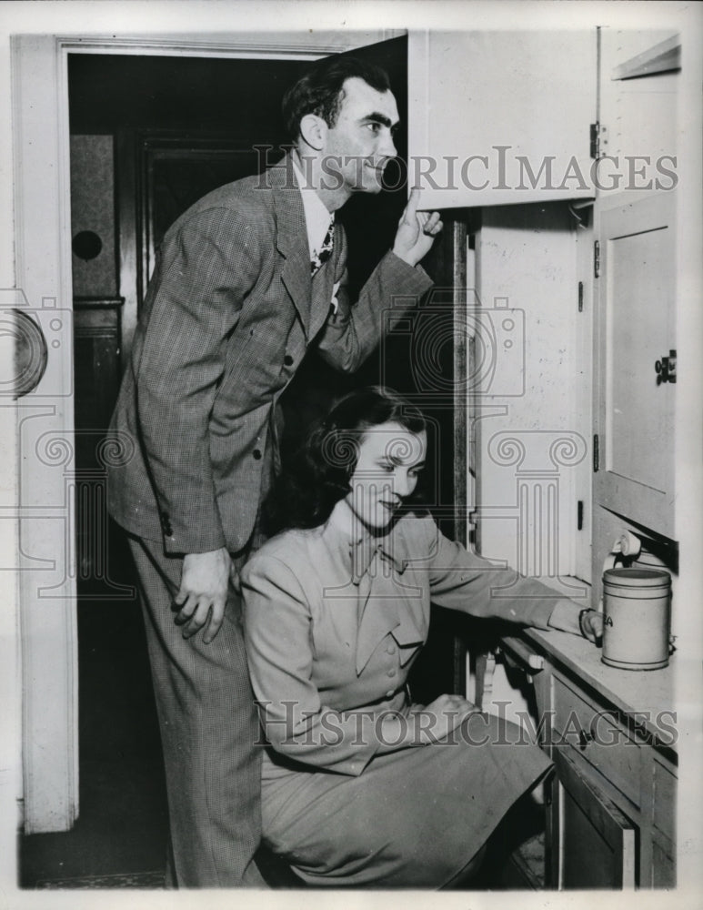 1946 Press Photo Minneapolis MN Mr & Mrs Herbert Anderson n doll house lodging