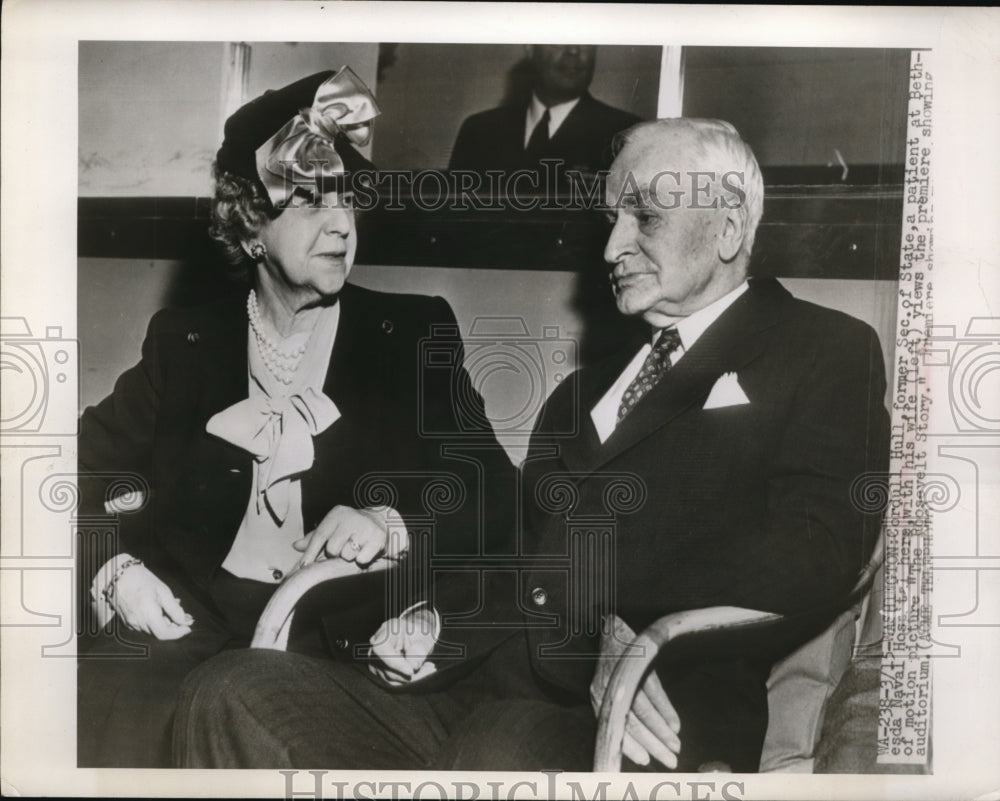 1948 Press Photo Cordull Hull and his wife viewing "The Roosevelt Story"