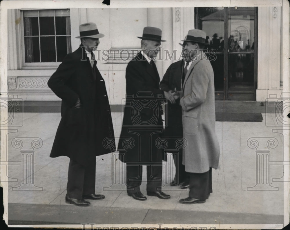 1933 Press Photo Sec. of State Hull, leaving the White House talking to reporter
