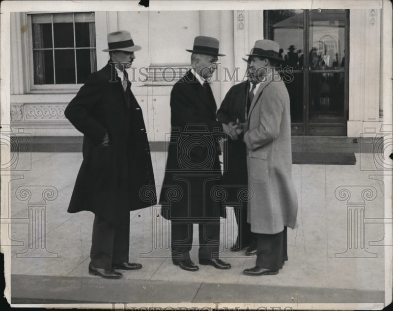 Load image into Gallery viewer, 1933 Press Photo Sec. of State Hull, leaving the White House talking to reporter
