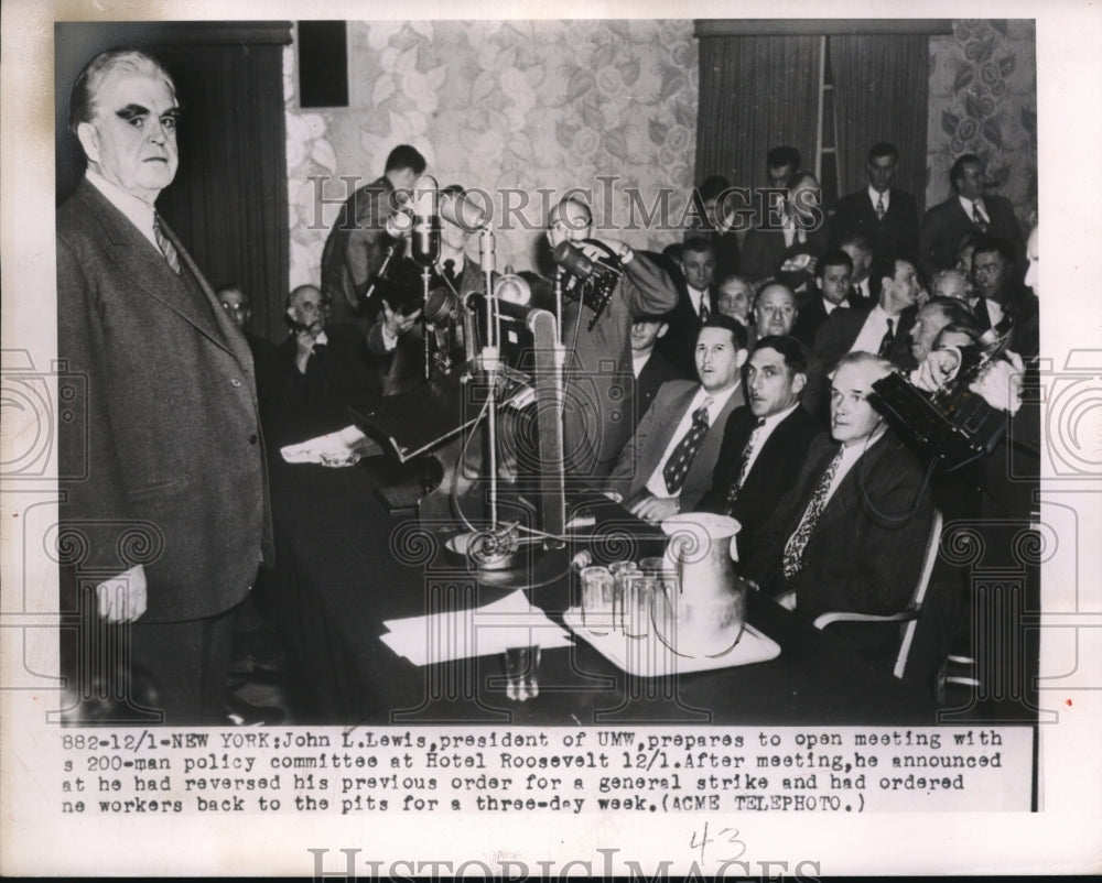 1949 Press Photo John Lewis of United Mine Workers at Meeting in New York