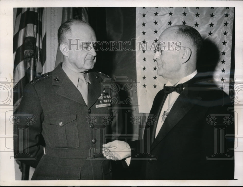 1944 Press Photo Van Norden presents the gold medal to Lt. Gen. Vandergrift
