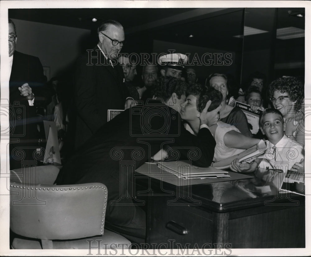 1959 Press Photo Concert pianisit Van Cliburn at the Lyon-Healy store