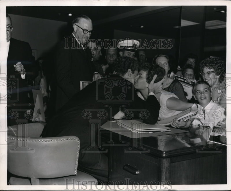 Load image into Gallery viewer, 1959 Press Photo Concert pianisit Van Cliburn at the Lyon-Healy store
