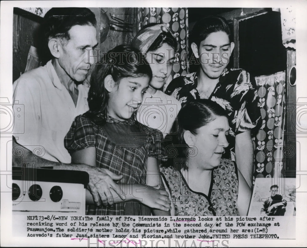 1953 Press Photo New York family of Pfc Bienvenido Acavedo looks at picture