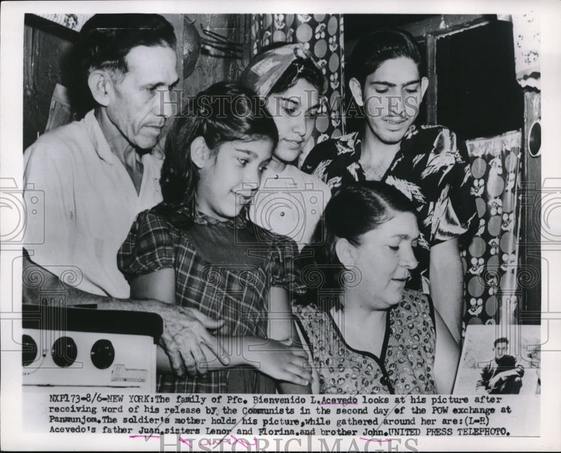 Load image into Gallery viewer, 1953 Press Photo New York family of Pfc Bienvenido Acavedo looks at picture
