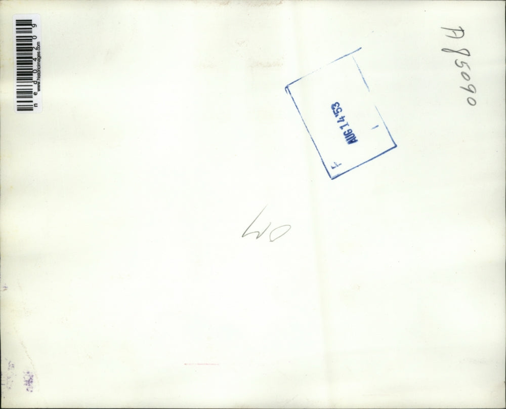 1953 Press Photo New York family of Pfc Bienvenido Acavedo looks at picture