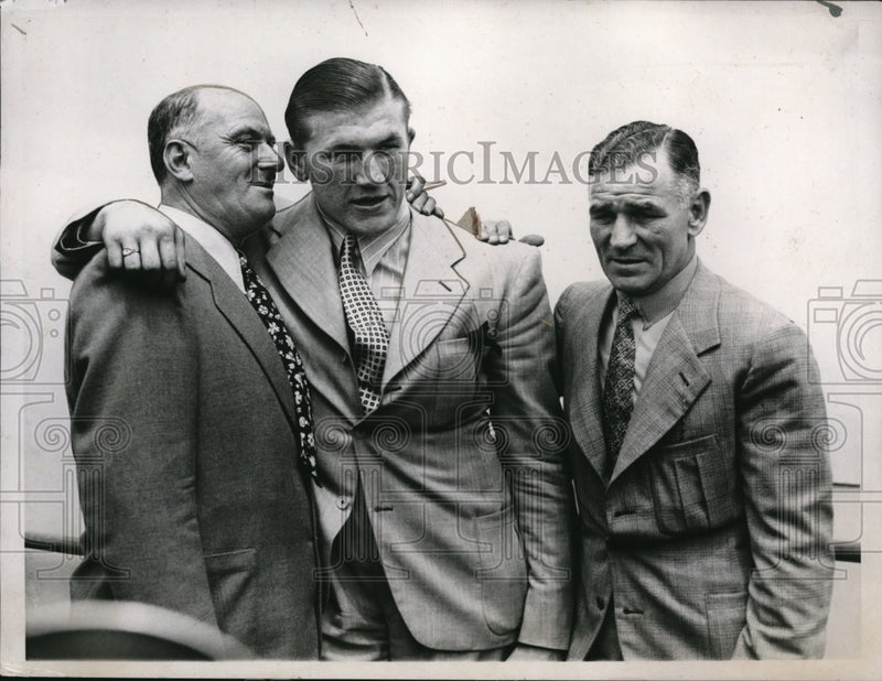 Load image into Gallery viewer, 1937 Press Photo Mike Jacobs, Tom Farr &amp; Ted Broairibb
