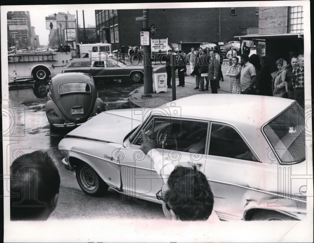 Press Photo A stolen car gets in accident in Cleveland Ohio