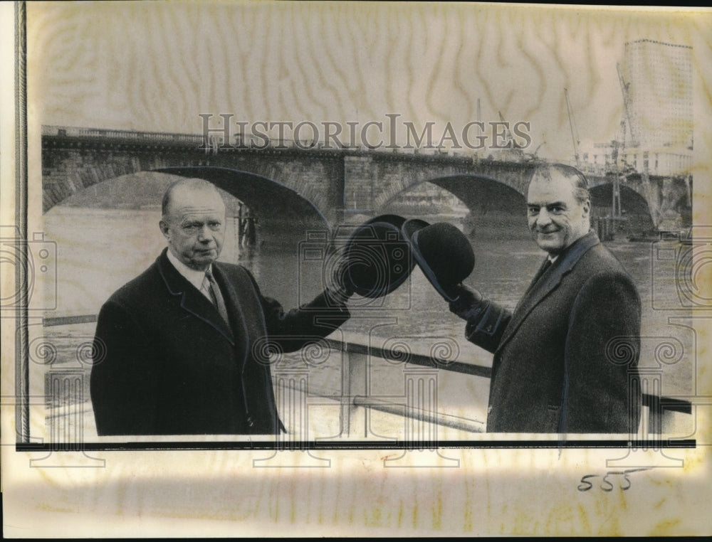 1968 Press Photo London Ivan Luckin & Harold King at Loondon Bridge - ned04250