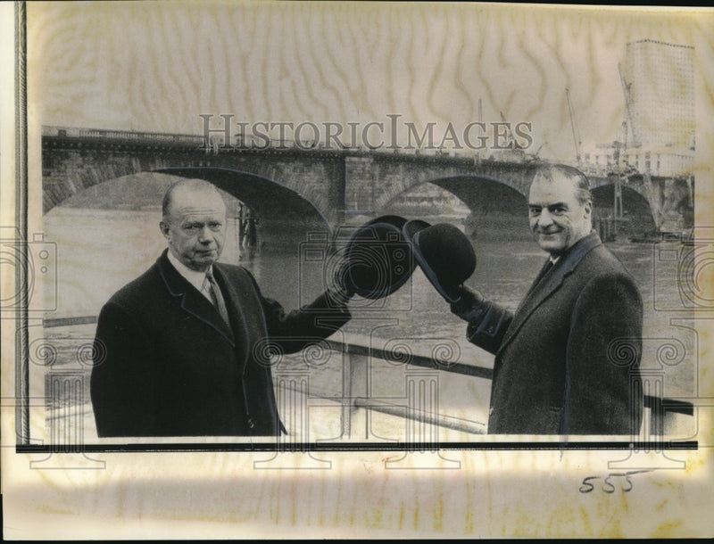 Load image into Gallery viewer, 1968 Press Photo London Ivan Luckin &amp; Harold King at Loondon Bridge - ned04250
