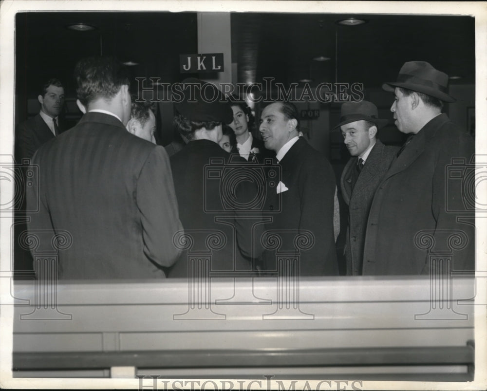 1941 Press Photo Chilean Ambassador Gabriel Gonzalez-Videla talks to reporters- Historic Images