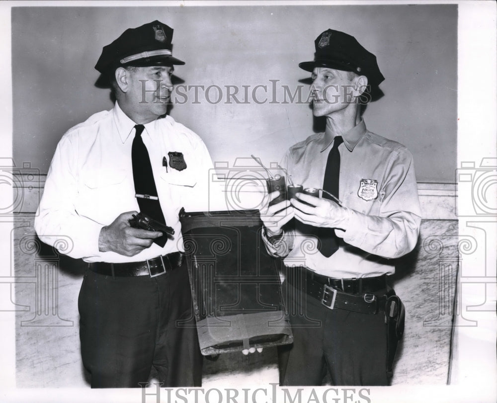 1957 Press Photo Chicago Police Capt Dominic Leonetti, George Tetick & weapons