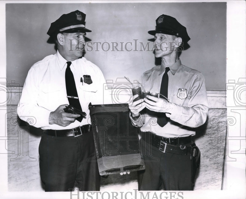 Load image into Gallery viewer, 1957 Press Photo Chicago Police Capt Dominic Leonetti, George Tetick &amp; weapons
