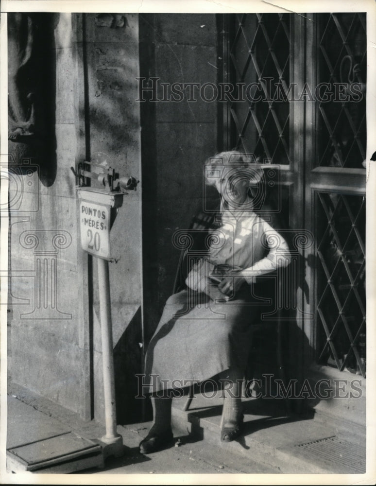 1957 Press Photo Budapest capitalist waits outside British Legation