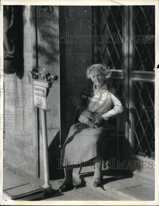 1957 Press Photo Budapest capitalist waits outside British Legation