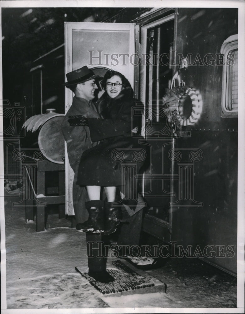 Load image into Gallery viewer, 1951 Press Photo Terre Haute Ind Warren Pogh &amp; bride enter their trailer home
