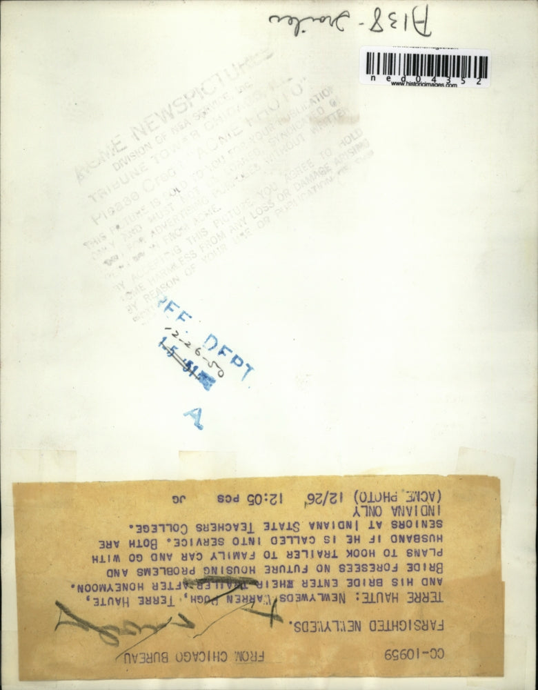 1951 Press Photo Terre Haute Ind Warren Pogh & bride enter their trailer home