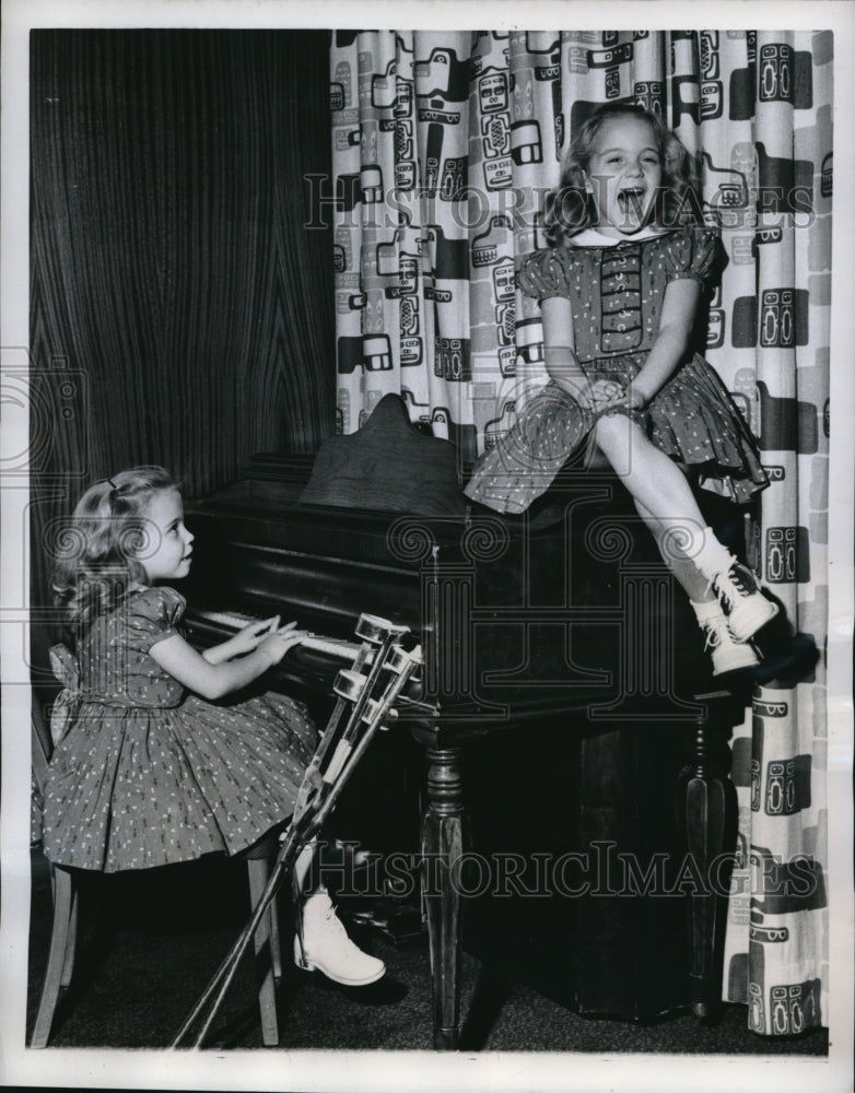 Load image into Gallery viewer, 1957 Press Photo Warner Robins Ga Sandy &amp; Lindy Solomon March of Dimes kids
