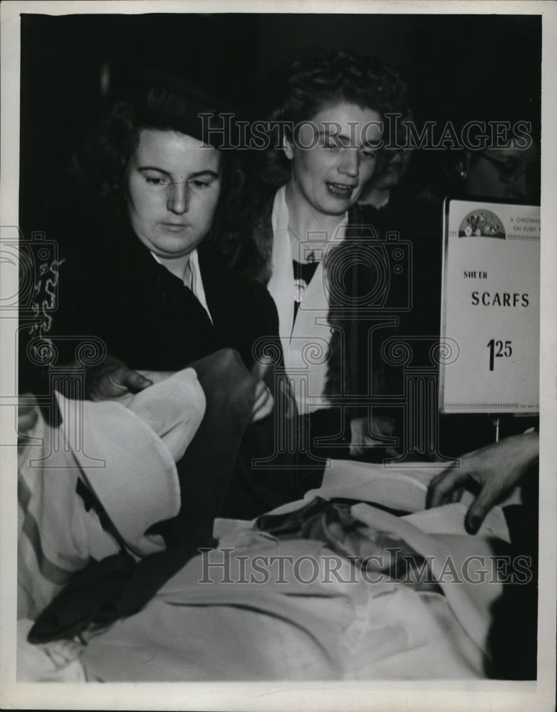 1945 Press Photo Christmas shoppers Pat Baker &amp; June Evans look at scarfs- Historic Images