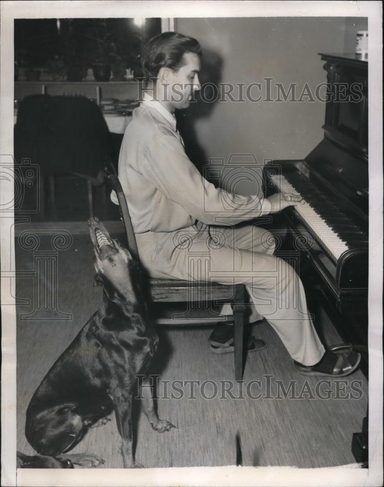 1950 Press Photo Germany Lt George Alles plays piano at the airport
