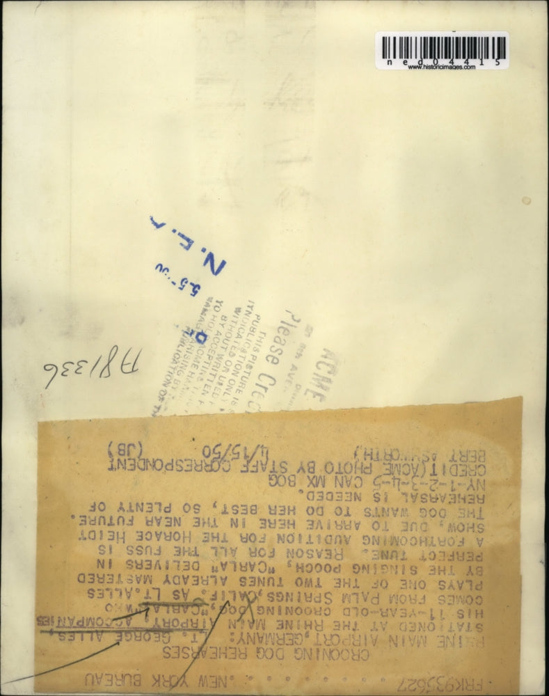 1950 Press Photo Germany Lt George Alles plays piano at the airport