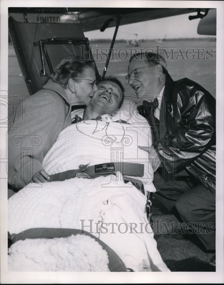 Load image into Gallery viewer, 1955 Press Photo Richard Miller, &amp; parents polio victim in ambulance
