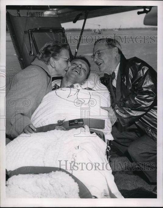 1955 Press Photo Richard Miller, & parents polio victim in ambulance