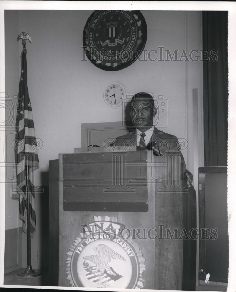 Load image into Gallery viewer, 1970 Press Photo Det. Lieut. William Willett at the rostrum addressing the class
