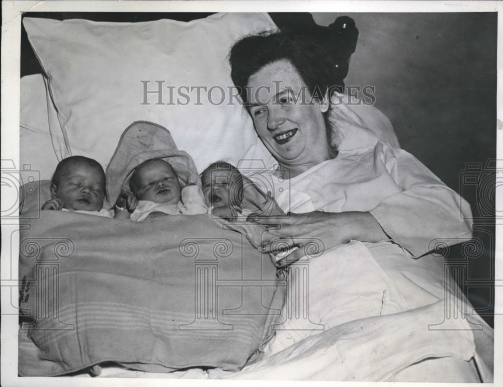 1944 Press Photo Pittsburg Pa Mrs James Healy has triplets at St Josephs Hosp